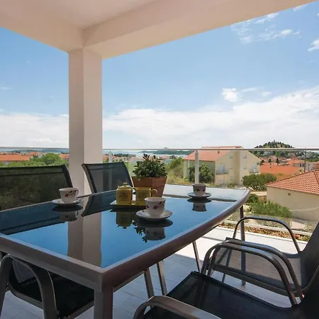 Three-bedroom In Tribunj Apartament *