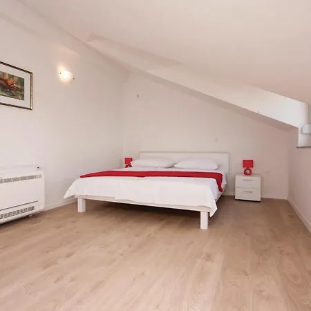 Apartament Three-bedroom In Tribunj *